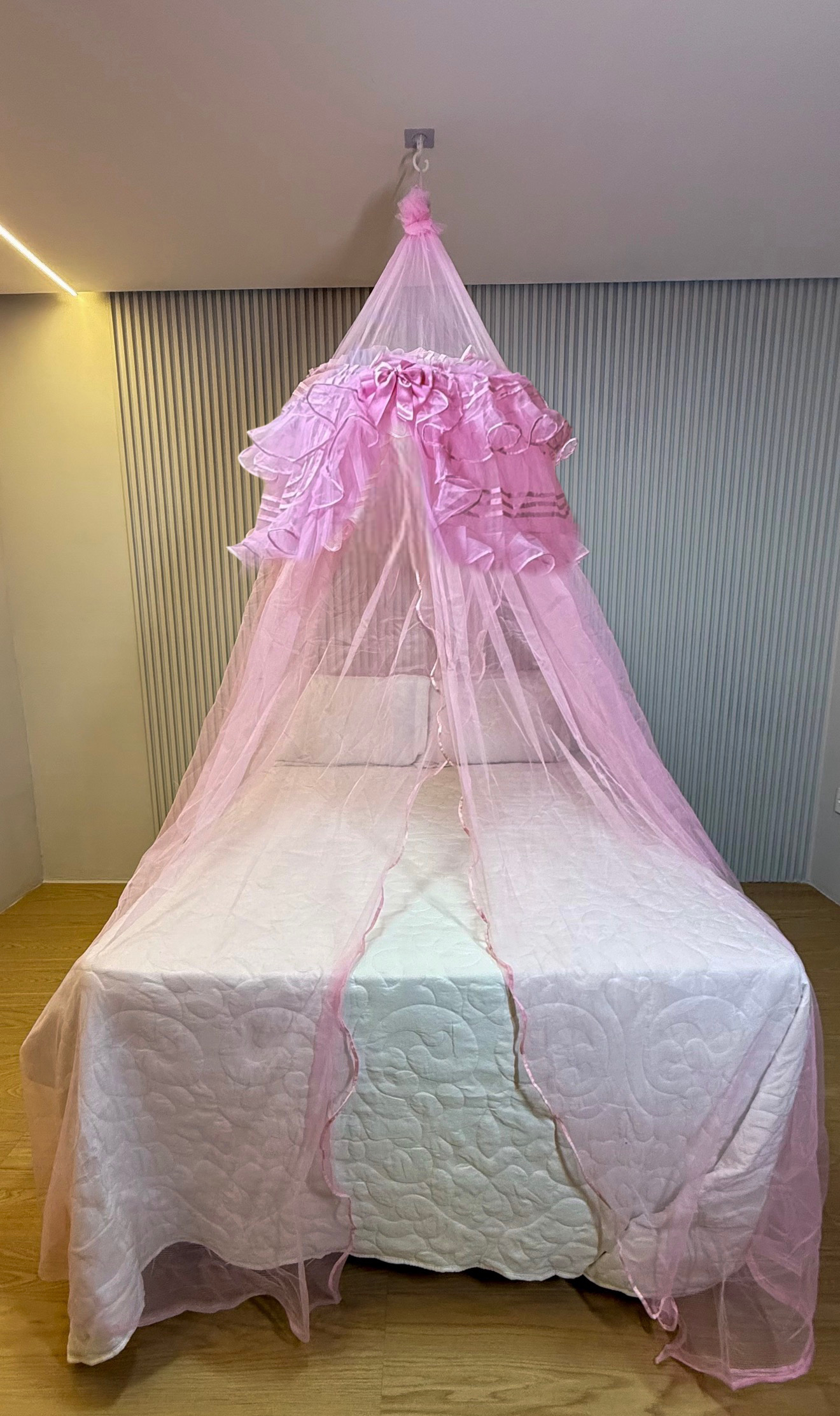 Mosquiteiro de teto exclusivo com laço Babado e abertura frontal de renda volta ao mundo premium