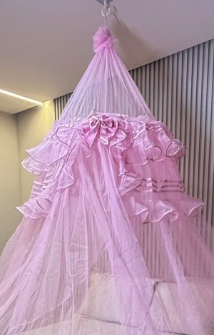 Mosquiteiro de teto exclusivo com laço Babado e abertura frontal de renda volta ao mundo premium