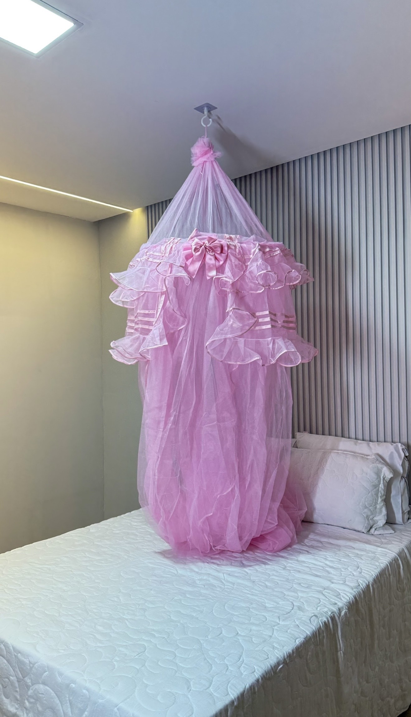 Mosquiteiro de teto exclusivo com laço Babado e abertura frontal de renda volta ao mundo premium - Imagem 4