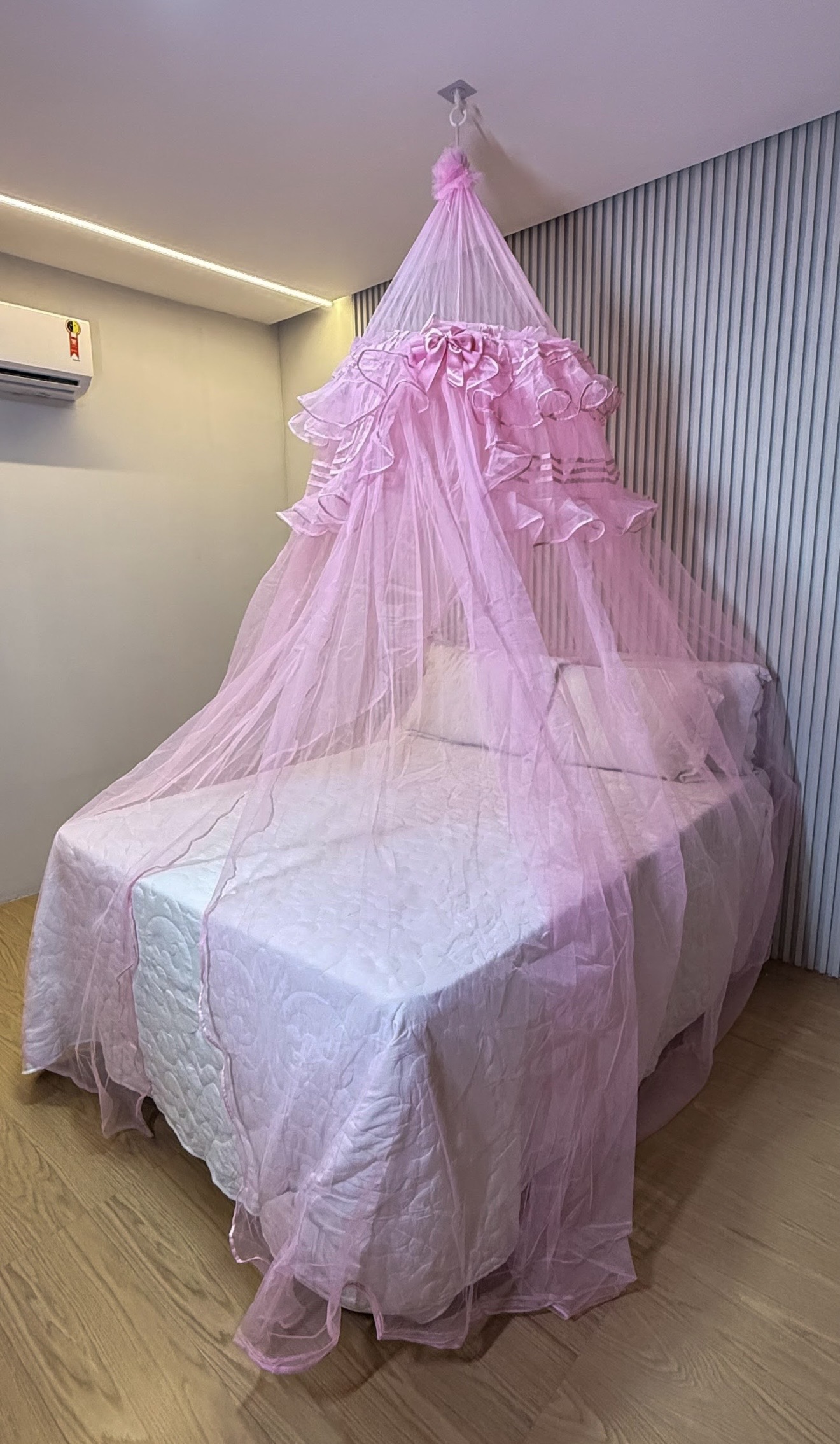 Mosquiteiro de teto exclusivo com laço Babado e abertura frontal de renda volta ao mundo premium - Imagem 3