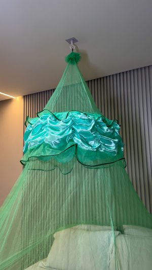 🛏️ Mosquiteiro De Teto com enfeite de cetim premium (com elástico) – Proteção e Elegância