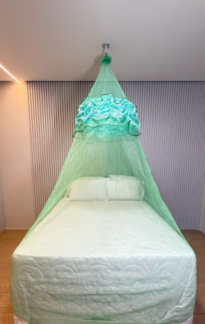 🛏️ Mosquiteiro De Teto com enfeite de cetim premium (com elástico) – Proteção e Elegância