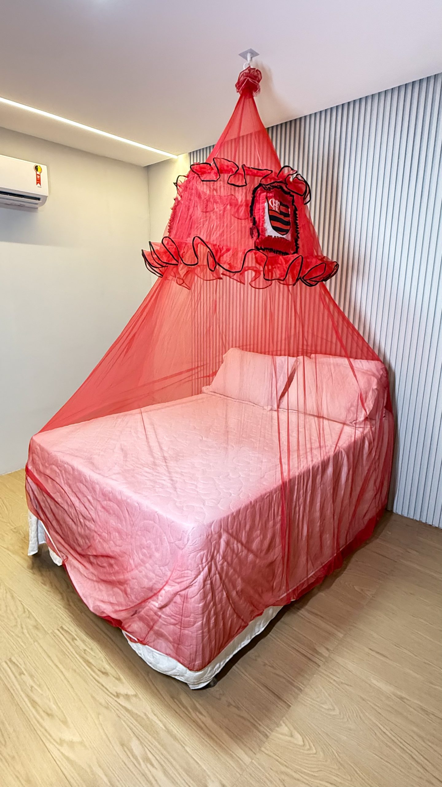 🛏️ Mosquiteiro De Teto com enfeite de time de futebol (com elástico) – Proteção e Elegância - Imagem 3