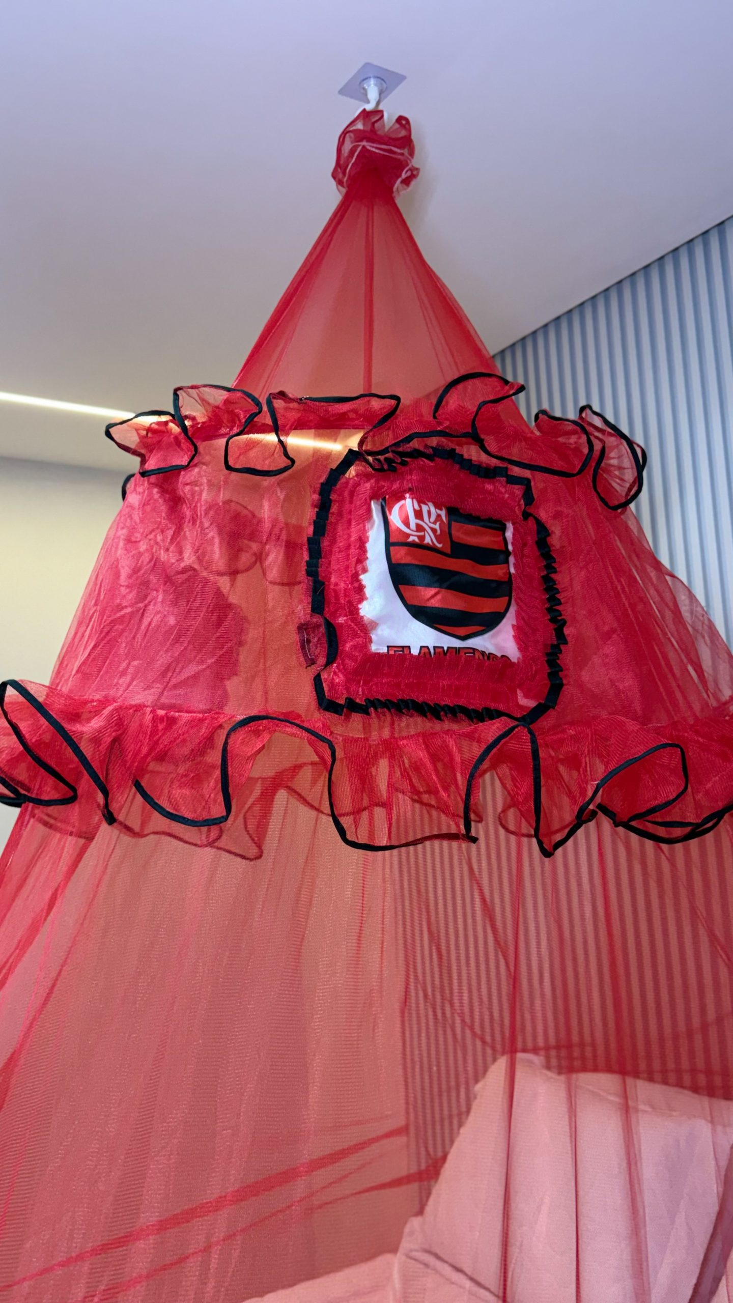 🛏️ Mosquiteiro De Teto com enfeite de time de futebol (com elástico) – Proteção e Elegância - Imagem 2