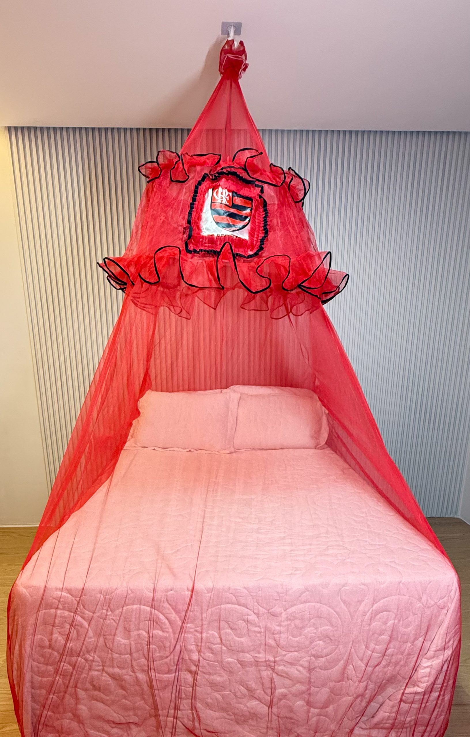 🛏️ Mosquiteiro De Teto com enfeite de time de futebol (com elástico) – Proteção e Elegância