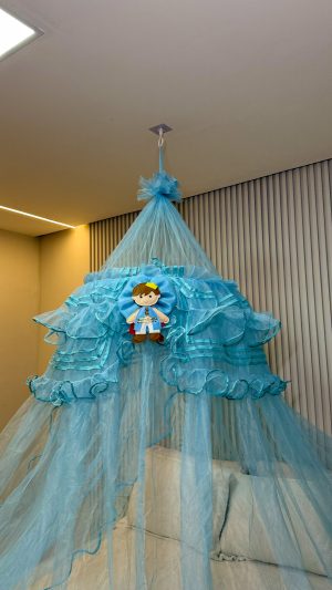 Mosquiteiro de teto Infantil menino com bando e boneco/a | Proteção Contra incetos |