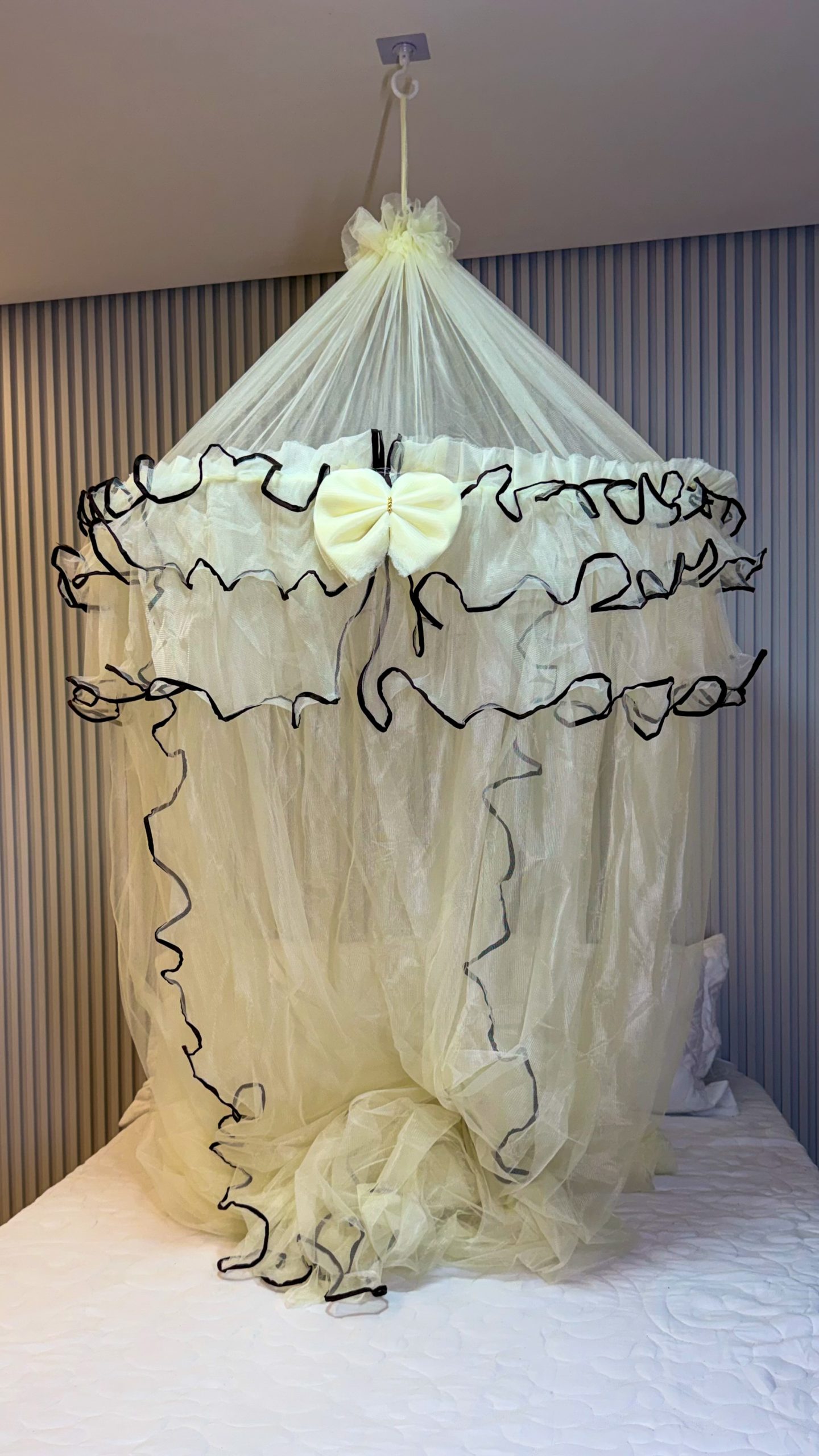 🛏️ Mosquiteiro de Teto mexicano aro grande babado triplo com laço de tecido volta ao mundo premium e abertura lateral – Proteção e Elegância - Imagem 5