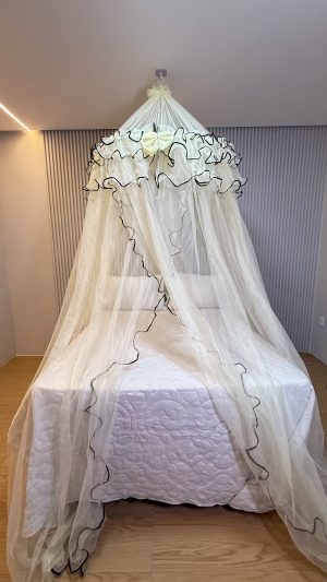 🛏️ Mosquiteiro de Teto mexicano aro grande babado triplo com laço de tecido volta ao mundo premium e abertura lateral – Proteção e Elegância