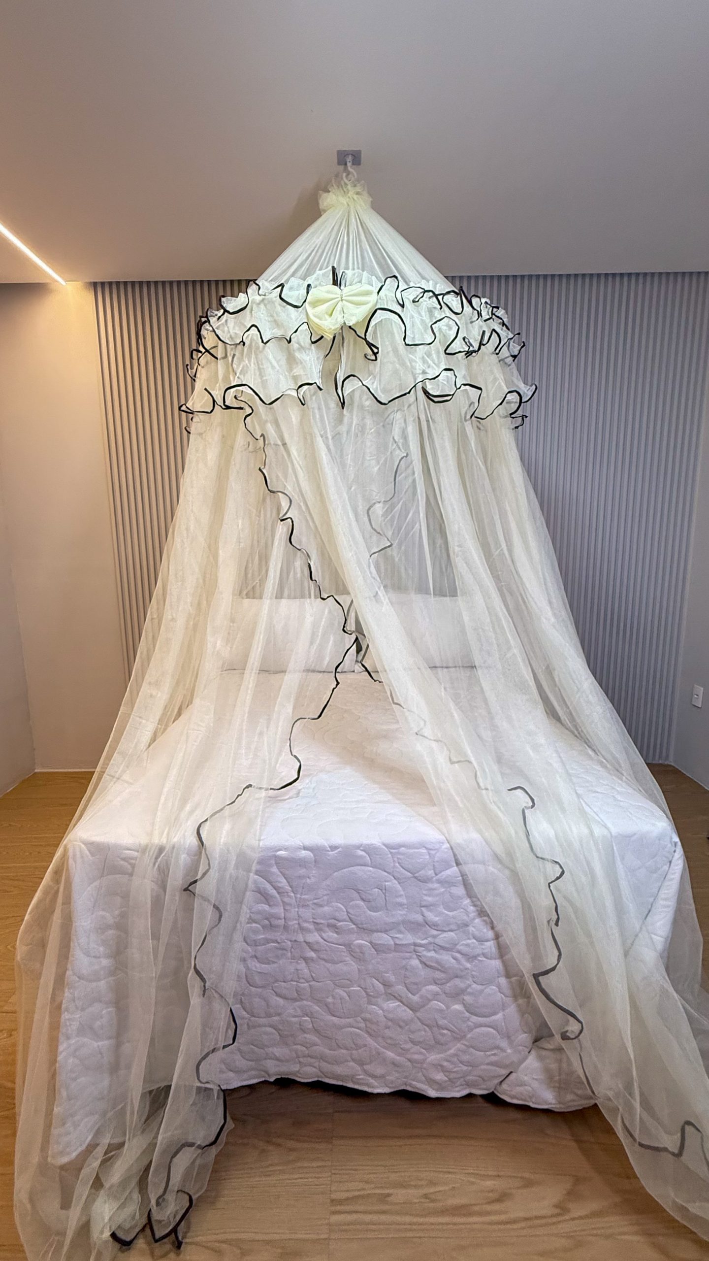 🛏️ Mosquiteiro de Teto mexicano aro grande babado triplo com laço de tecido volta ao mundo premium e abertura lateral – Proteção e Elegância