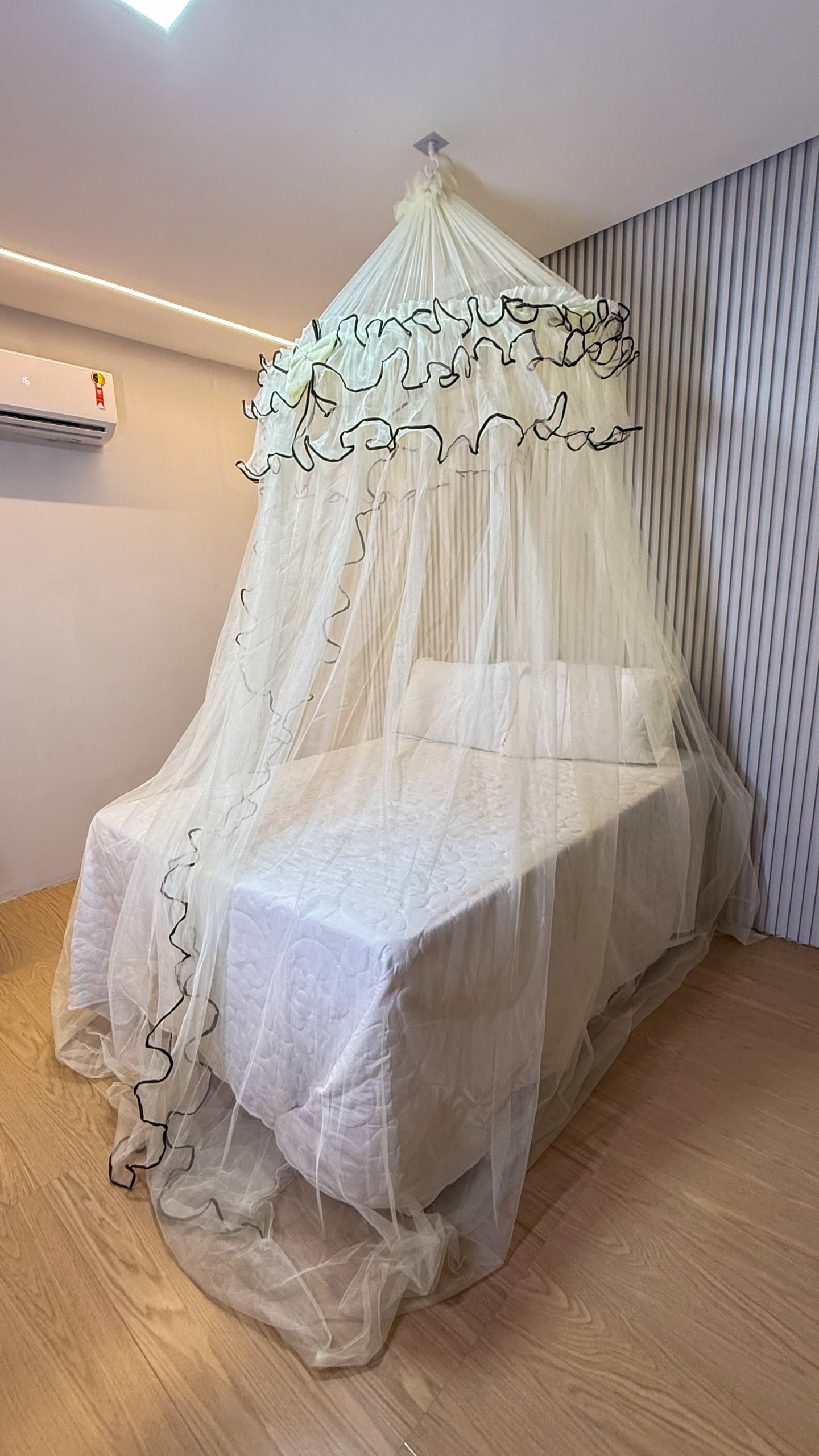 🛏️ Mosquiteiro de Teto mexicano aro grande babado triplo com laço de tecido volta ao mundo premium e abertura lateral – Proteção e Elegância - Imagem 2