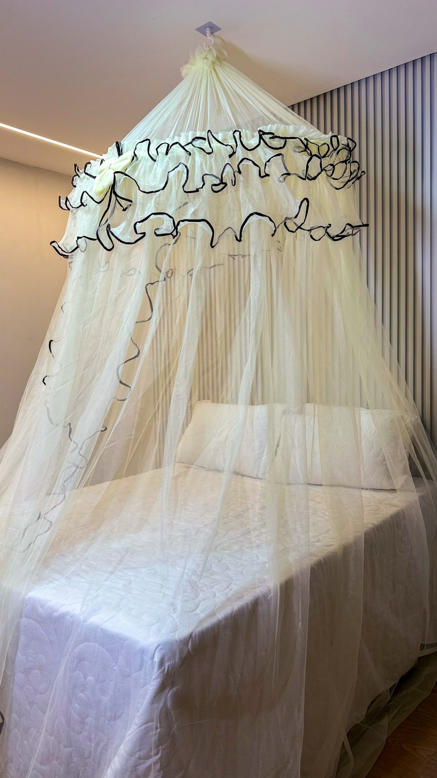 🛏️ Mosquiteiro de Teto mexicano aro grande babado triplo com laço de tecido volta ao mundo premium e abertura lateral – Proteção e Elegância - Imagem 4