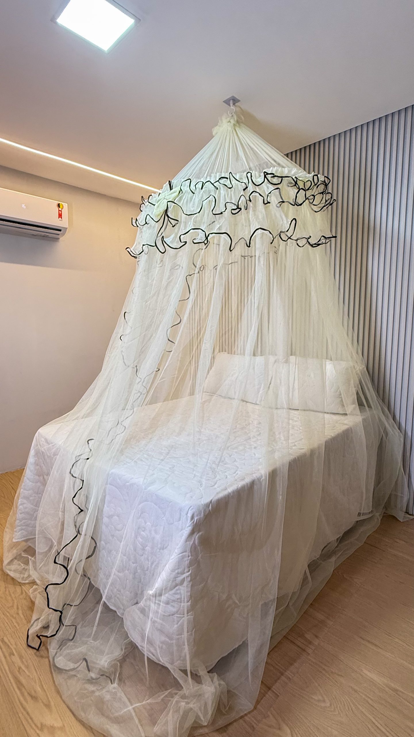 🛏️ Mosquiteiro de Teto mexicano aro grande babado triplo com laço de tecido volta ao mundo premium e abertura lateral – Proteção e Elegância - Imagem 3